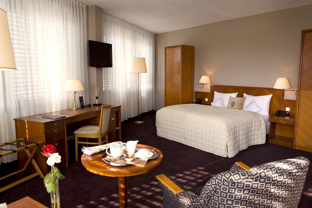 ROSS Hotel Stuttgart Buitenkant foto