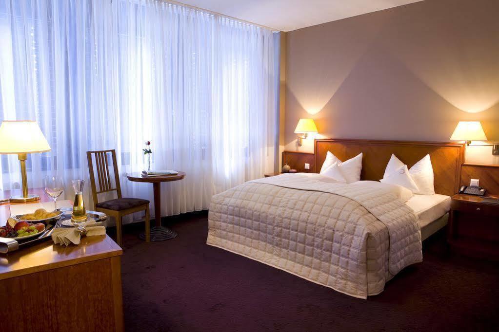 ROSS Hotel Stuttgart Buitenkant foto