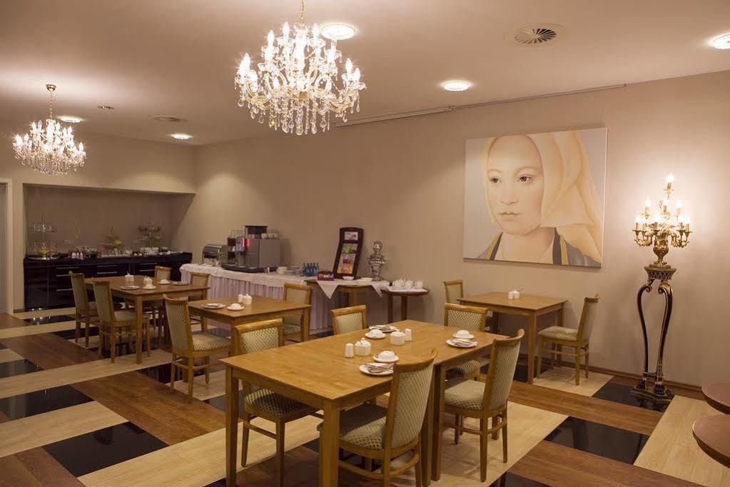 ROSS Hotel Stuttgart Buitenkant foto